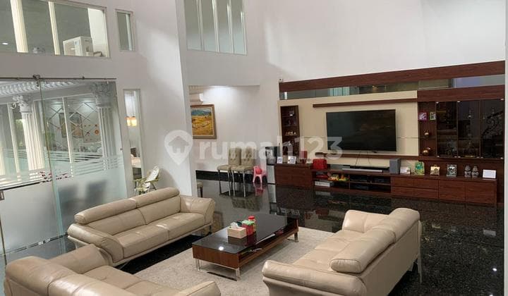 Dijual Barang Langkah Rumah Seni Furnished Super Luas Dan Mewah. By The Crown Pondok Hijau Golf Daerah Super Elit Dan Lingkungan Yang Sangat Aman Dan Terjamin Bisa Menjadi Tempat Tinggal Yang Super Nyaman Dengan Kemewahan Lingkungan Perumahan Dan Kondisi