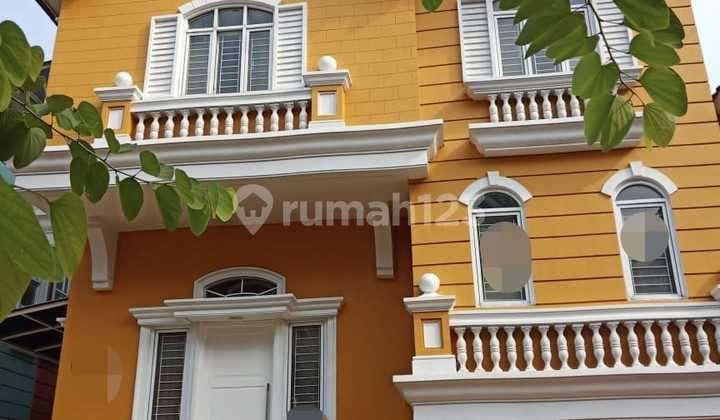 Omaha Village Gading Serpong House, Split Level, Land Size 12x8 = 96 M, Building Area 120 M, Bedrooms 3+1, Bathrooms 3+1, Includes AC, Kitchen Set, Curtains, Carport for 2 Cars.