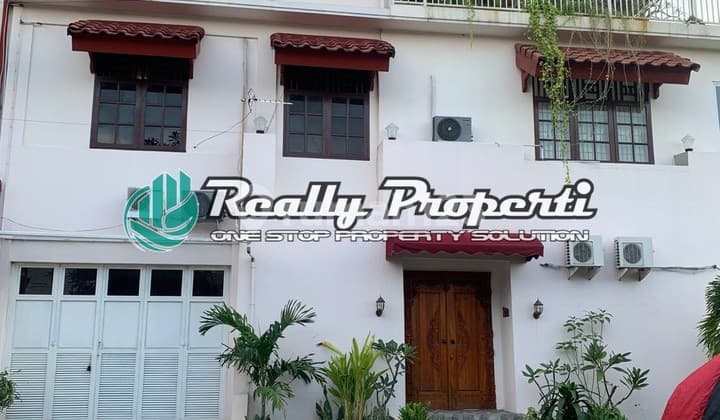 Rumah Semi Furnished Kolam Renang Perumahan di Cipinang Indah