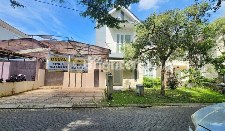 RUMAH DUA LANTAI ADA KOLAM RENANG DI LINGKUNGAN PREMIUM