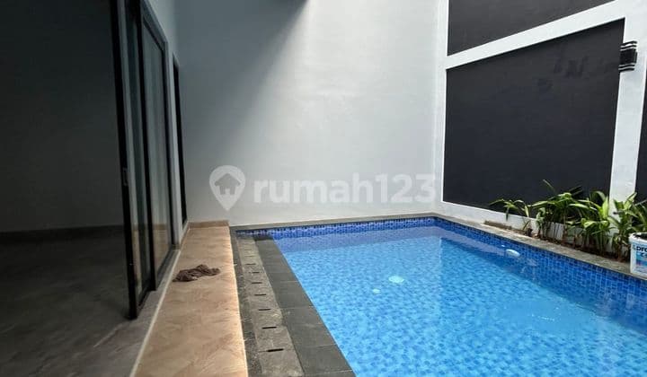 17822 -Rumah Mewah Ada Swimming Pool Lokasi Strategis Asri Siap Huni