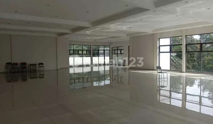 Gedung Strategis Mainroad Setiabudi → Strategic Building on Setiabudi Main Road