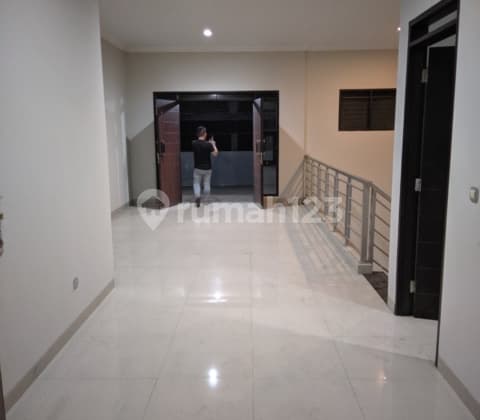 Minimalist House in the City Center, Karapitan Wing, Cluster Location