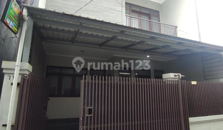 Rumah Minimalis Tengah Kota Sayap Otista