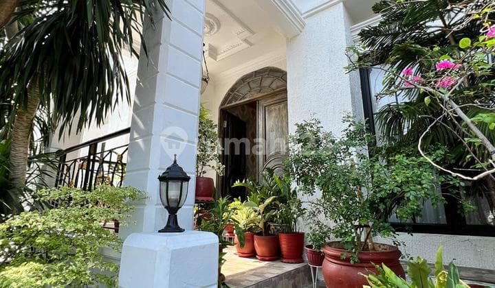 Classic Mediteranian Pondok Indah Jakarta Selatan, Aman, Dekat Mall, Bagus Sekali, Semi Furnished