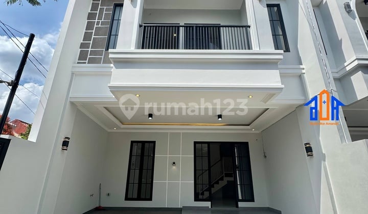 Rumah Mewah Dalam Komplek Asri Dekat Stasiun Kereta Siap Huni