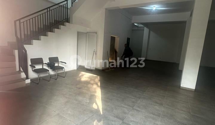 Tempat Usaha / Kantor Di Jl. Perak Surabaya Luas 247m2 Bangunan 4.lantai Dan Siap Pakai Dekat Pelabuhan