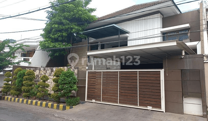 Rumah mewah tropical di Dharmahusada Indah, dekat Atlas Sport Center