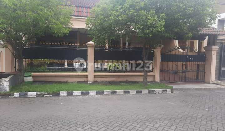 COMFORTABLE & WELL-MAINTAINED WIDE STREET ROW HOUSE IN GAYUNGSARI