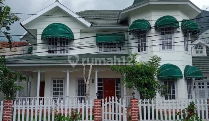 Hunian Nyaman & Terawat Lokasi Tenang, Tengah Kota, Rumah Model Victoria di Sidosermo Pdk Surabaya