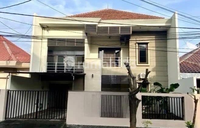 Dijual Rumah Premium di Lokasi Premium, di Kendangsari Lingkungan Asri, Akses Jalan yang Luas dan Nyaman. Rumah Ini Sudah Dilengkapi dengan Furniture Lengkap, Siap Huni