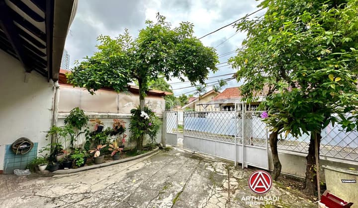 Kebayoran Baru, Jalan Sungai Sambas Rumah Lama Lokasi Premium di Pusat Jakarta dengan Lingkungan Tenang dan Nyaman