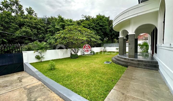 Kemang Dalam, House for Rent with Spacious Garden and Flood-Free