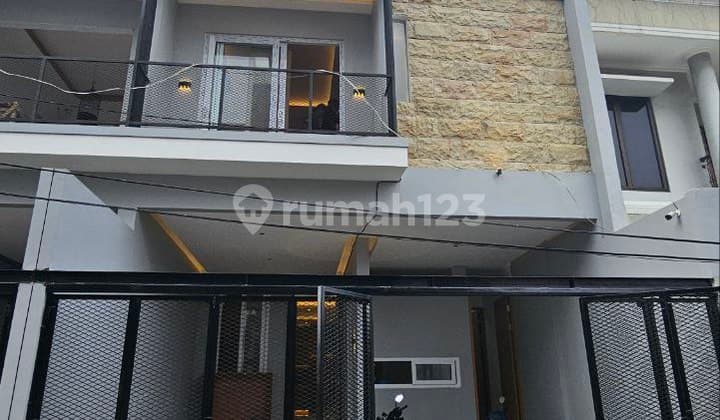 Dijual Rumah Baru 3 Lantai Semi Furnished Interior Duri Kepa, Jakarta Barat