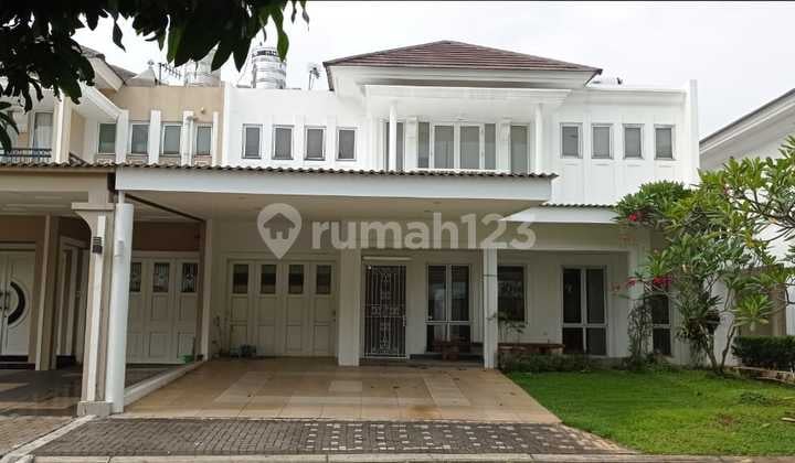 Rumah Bagus 2 Lantai Cluster Frangipani Kawasan De Park BSD City LT 300 m² (12x25) LB 300 m² Kamar Tidur 4+1 Kamar Mandi 4+1 Hadap selatan SHM Listrik 5500 watt Harga 6.8M Nego