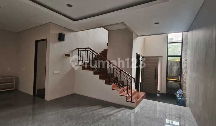 Rumah 2 Lantai Siap Huni Cluster Mayfield Kawasan Greenwich BSD City LT 160 M² (8X20) LB 150 M² Renovasi 4+1 Kamar Tidur 3+1 Kamar Mandi Carport dengan Canopy Muat 2 Mobil Hadap Tenggara 3 AC 2 Water Heater Roller Blind Toren Kitchen Set Surat SHM