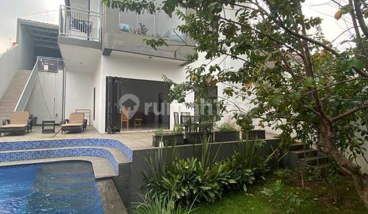 Rumah Cantik Ada Kolam Renang Bagus