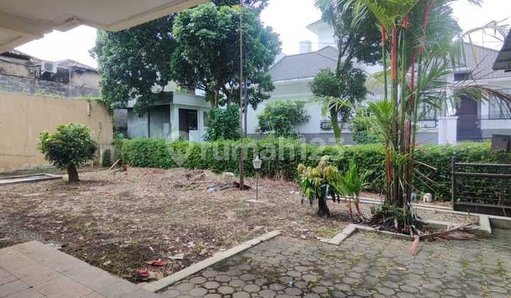 House in Pasteur Close to the Highway