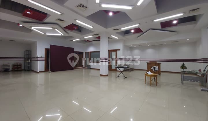 Office space in a building in Tebet, South Jakarta, starting from 66m, 117m, 222m, 308m, and 700 sqm. Can be connected if a larger area is needed. Price is negotiable and already includes service charge.