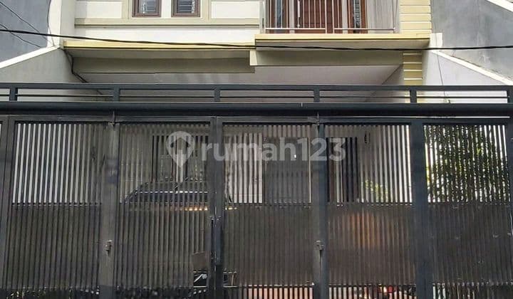 Rumah di Tomang, Jakarta Barat, Lokasi Strategis, Bebas Banjir