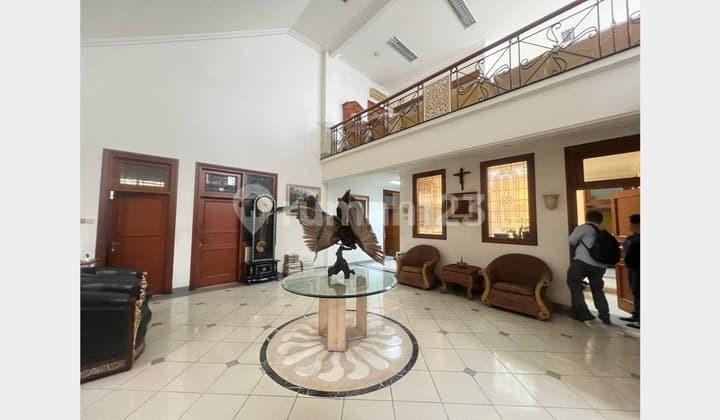 Lxmmt 0086A Dijual Rumah Cocok untuk Kantor, Usaha, Resto Space Parkir Luas di Area Menteng Jakarta Pusat