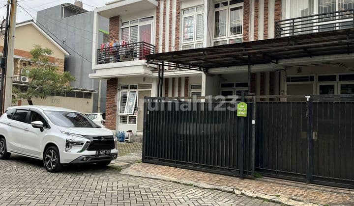 Di jual rumah 2 lantai semi furnish di park residence