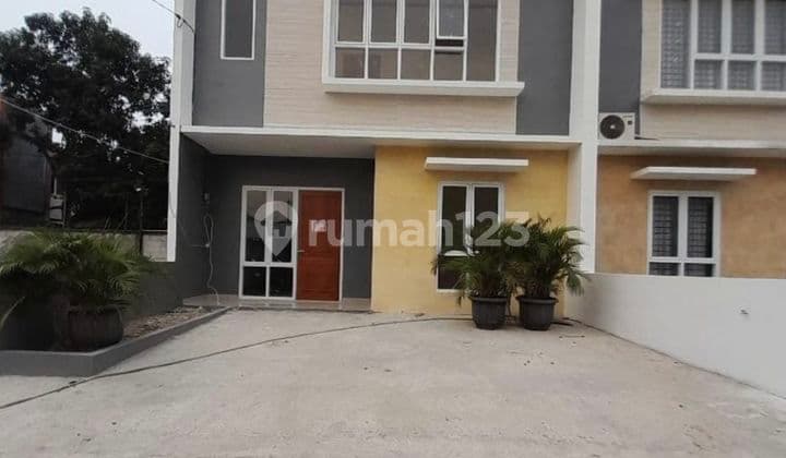 Di jual rumah 2 lantai di komplek Stanza Mantion