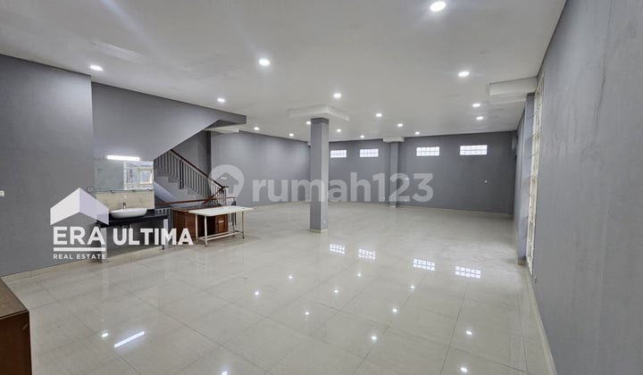 Nice Ready-to-Use Shop House Suitable for Business in Lembang