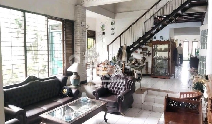 Rumah Besar Terawat Lingkungan Sejuk di Pasteur, Bandung