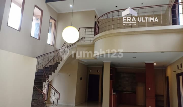 Spacious Well-Maintained House in a Cool Environment at Setra Indah