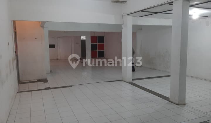 Ruang Usaha Ex Showroom Strategis di Mainroad Dekat Lodaya