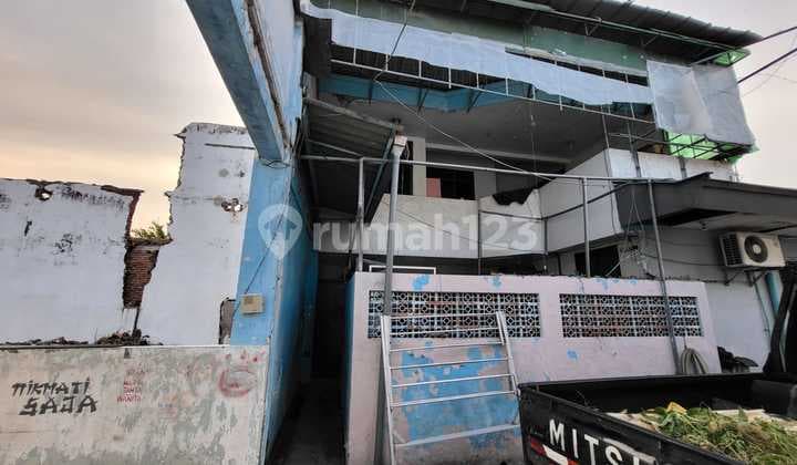 Dijual rumah + gudang di Petemon Barat