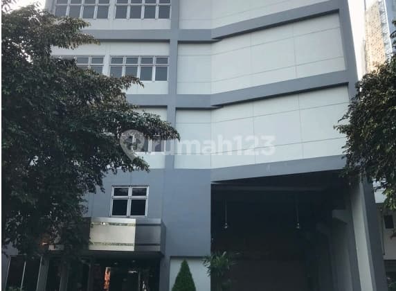 Sewa Gedung untuk Usaha dengan Parkir Luas