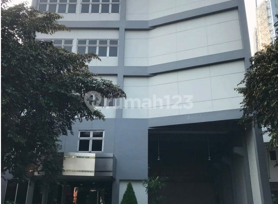 Sewa Gedung untuk Usaha dengan Parkir Luas