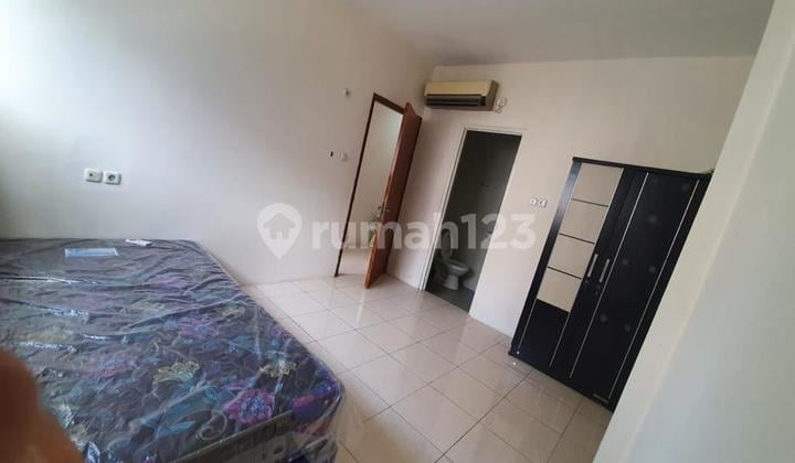 Dijual Kost 5 lantai di Hayam Wuruk Jakbar LB 475m2, Harga Nego!