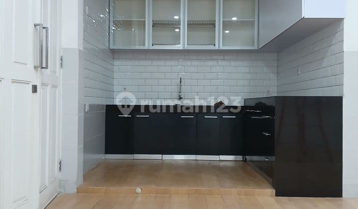 Dijual Rumah di Semanan LB 322m2, Semi Furnish, Harga Negooo!