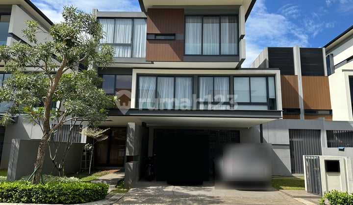 3-story luxury house, Lyndon Navapark in BSD City. Best location.