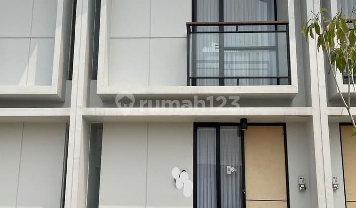 Rumah Bagus 2 Lantai Bersih Rapi Siap Huni Lippo Karawacil