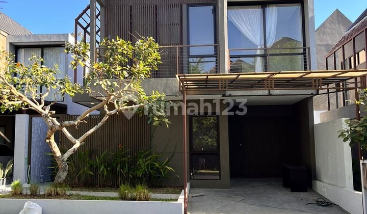 Disewakan Rumah Damara Termurah! Full Furnished, 3 Kamar, Akses Clubhouse, Siap Huni - Cuma 200 Juta/Tahun!