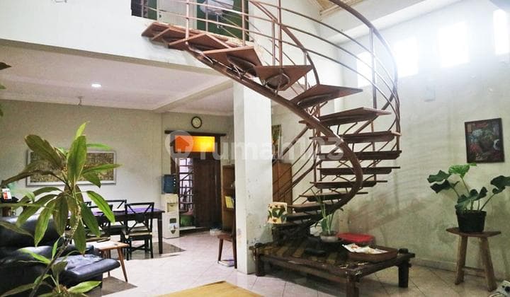 Hot Deal! 2-Storey House Just a Step Away from Semer Kerobokan Main Road, Flood-Free, Freehold Title