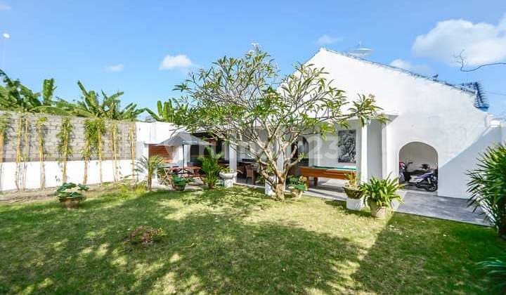 Leasehold 10 Years 3br Villa With Big Garden In Kerobokan Bali