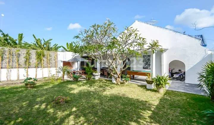 Leasehold 10 Years 3br Villa With Big Garden In Kerobokan Bali