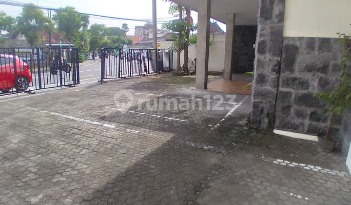 Disewakan Rumah Kantor Kapasitas Parkir 15 Mobil Lokasi Strategis Dekat Tugu