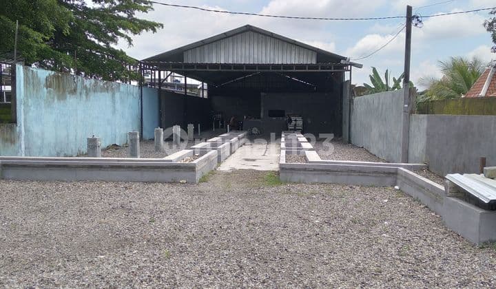 Outdoor Business Space Suitable for Cafe Near Campus