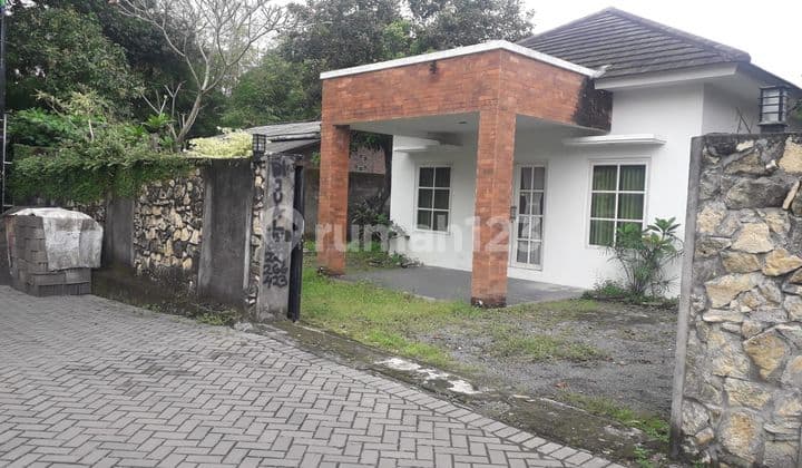 Spacious Yard House in Sinduadi Mlati Near Jogja City Mall