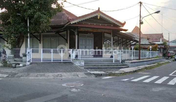 For Sale Classic House Suitable for Homestay Inside the Palace Fortress