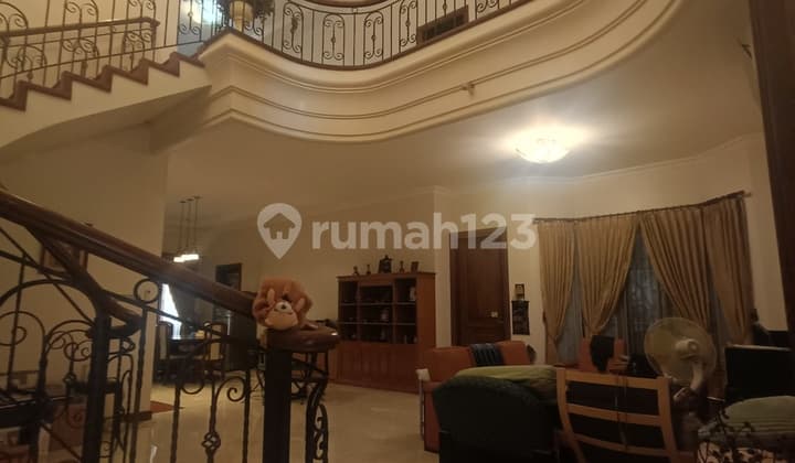 Rumah Terawat Klasik 2 Lantai Full Jati di Araya Galaxy Bumi Permai 1 Surabaya Dekat Merr
