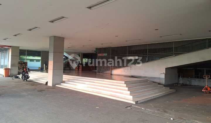 Gedung Usaha 2 Lantai ditengah Kota Pusat Keramaian dengan Area Parkir dan Halaman Yang Luas