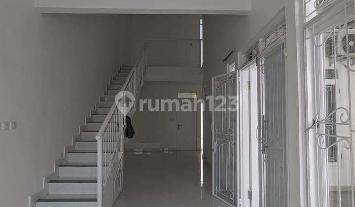 Ready-to-Occupy House in Cinere Strategic Location Near Toll Road, Mall, School and Hospital (Price Negotiable)