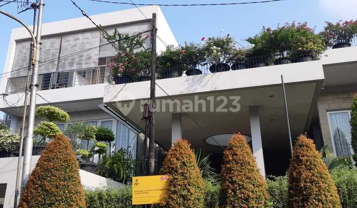 Rumah 3 Lantai Bagus Semi Furnished SHM di Jakarta Timur Slv